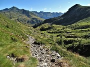 26 Sguardo indietro alla Valle di Ponteranica con le Baite Ponternica e Parisolo